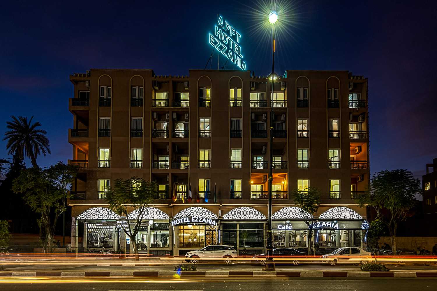 Façade illuminée de la Résidence Hotel Ezzahia