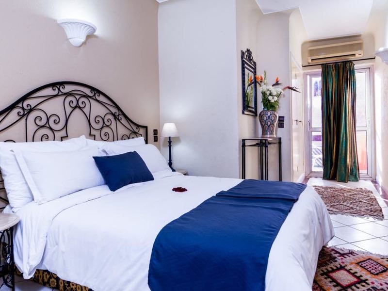 Double room with a double bed